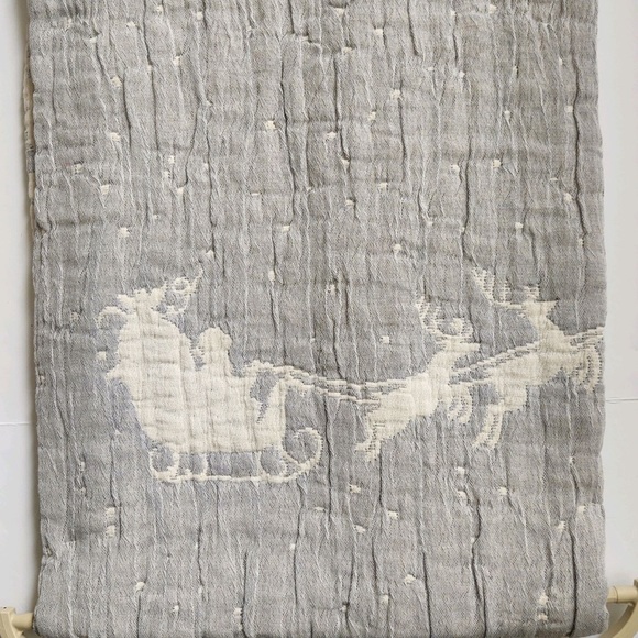 🎁Piscatextil Holiday Throw Blanket - Neutral Gray Holiday Village & Sleigh - Picture 7 of 12